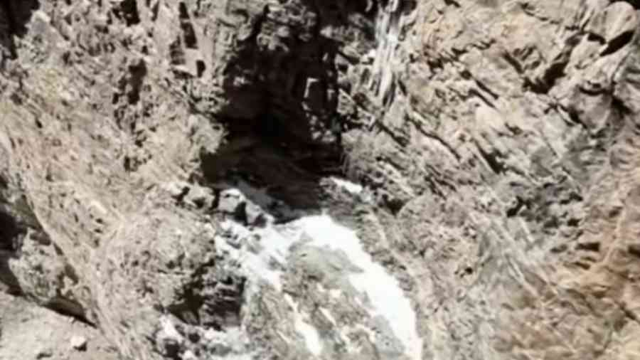 中國男攀7546米雪山墜崖 3天後奇蹟生還