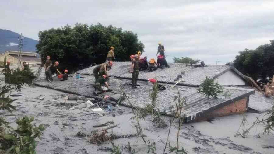 台灣花蓮 洪水來襲 母撥開兒手淹死 車站湧入義工（組圖）