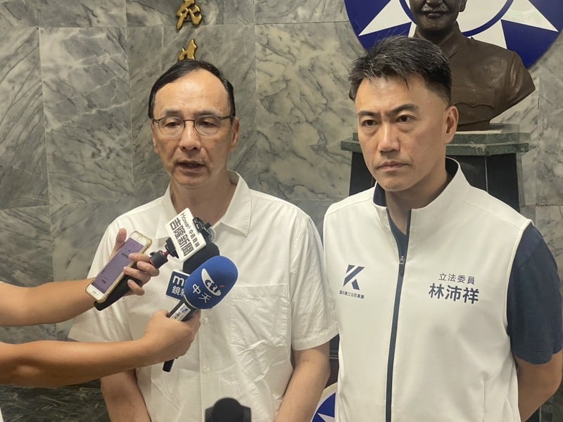 花蓮縣馬太鞍溪堰塞湖溢流重創光復鄉,2025年9月26日,國民黨主席朱立倫(左)出席基隆市黨部舉辦的活動,接受媒體聯訪時,對於花蓮救災表示,只要有需要,國民黨一定會全力以赴。圖右為國民黨立委林沛祥。(中央社)