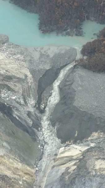 花蓮馬太鞍溪堰塞湖溢流釀災,原安裝在堰塞湖體的水位計也滅失,林保署花蓮分署9月26日協請內政部空中勤務總隊支援,以直升機搭載人員至堰塞湖空勘,評估重新安裝水位計方式。(農業部林業及自然保育署花蓮分署提供/中央社)