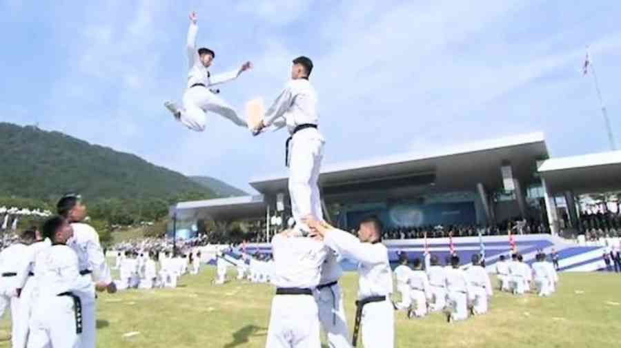 南韓閱兵表演失誤 李在明鼓掌面無表情
