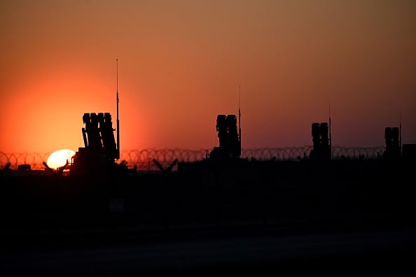 2025年3月6日日落時分,展現了安裝在波蘭東南部亞西翁卡熱舒夫-亞西翁卡機場的愛國者防空系統。該機場是美國和歐洲向烏克蘭提供軍事援助的後勤樞紐。(SERGEI GAPON/AFP via Getty Images)