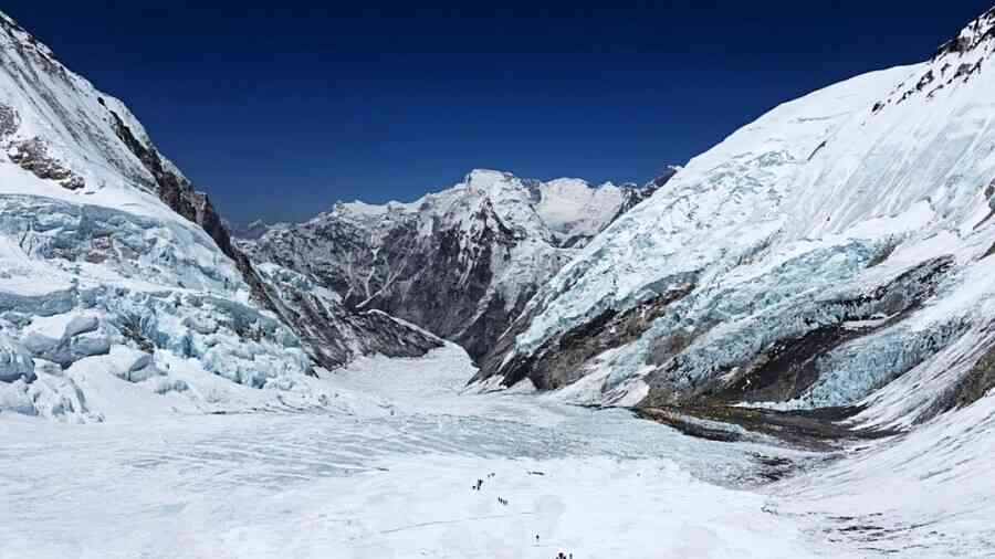  異常暴雪突襲珠峰 登山客受困東坡 暫350人獲救