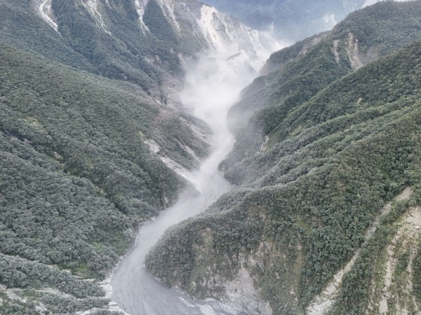 花蓮今早5級地震 航拍馬太鞍溪堰塞湖揚起煙塵