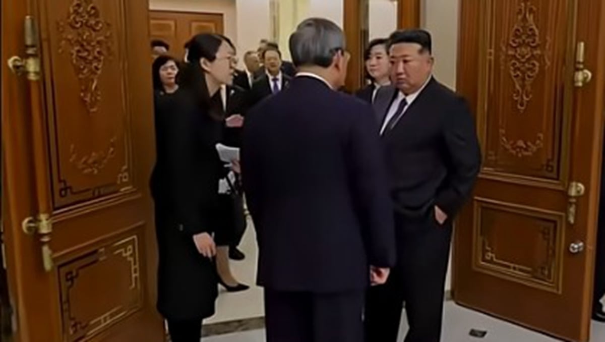 中共總理李強10月9日至11日訪問朝鮮,遭到金正恩當眾「羞辱」,特別是金正恩手插口袋送別李強,引發熱議。(影片截圖)
