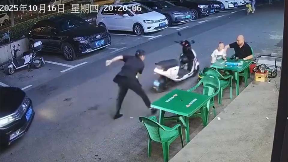 大陸電單車也失控 一推車就自動暴衝重摔（影片）