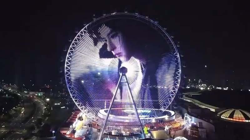 2025年10月19日,有人在甘肅蘭州市萬達茂摩天輪投屏,悼念于朦朧。(網絡影片截圖)