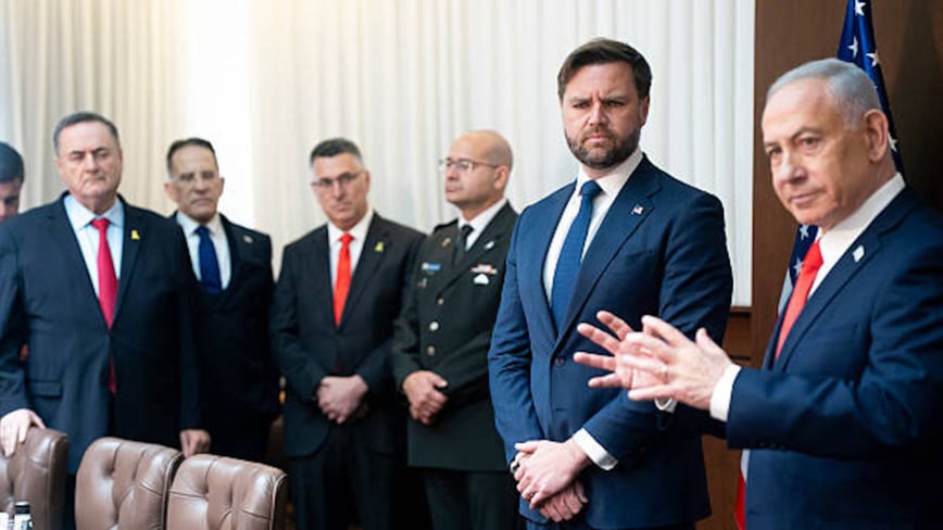 2025年10月22日:美國副總統萬斯與以色列總理內塔尼亞胡在以色列耶路撒冷總理辦公室與媒體記者交談。(Nathan Howard-Pool/Getty Images)