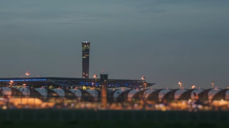 2025年10月25日,立陶宛首都維爾紐斯機場再次疑因白羅斯走私氣球進入空域,暫停航班運作。(影片截圖)