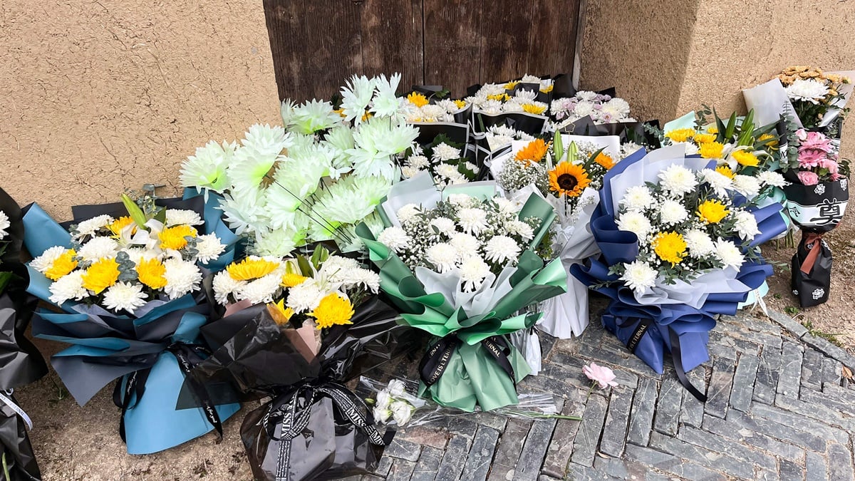 2023年10月27日,人們在安徽省定遠縣的中共前總理李克強故居前擺放鮮花。(REBECCA BAILEY/AFP via Getty Images)