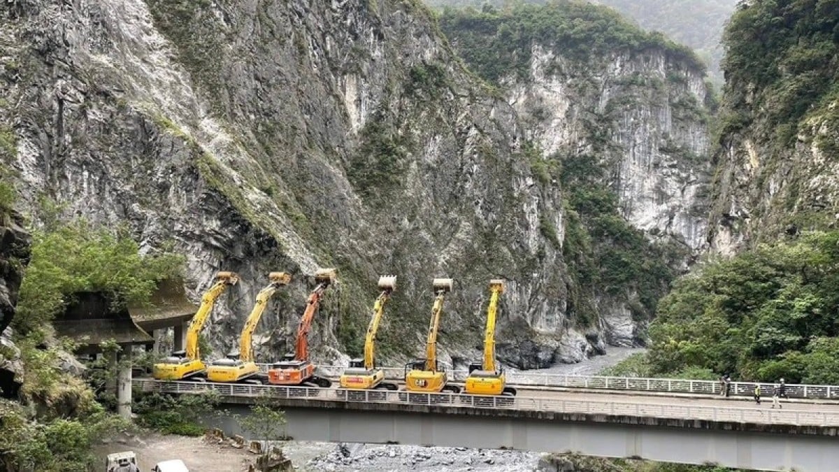 花蓮立霧溪燕子口堰塞湖29日上午潰決,洪峰過後無災情發生,水位順利下降至原河道水位,林業及自然保育署宣布解除警戒,施工團隊大型挖土機一字排開向山致敬。(林業及自然保育署花蓮分署提供提供/中央社)