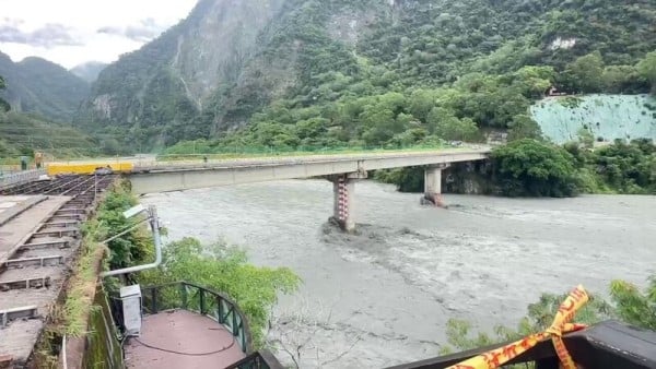 林保署花蓮分署發布快訊,指燕子口堰塞湖壩體溢流水道水量擴大並沖刷壩體,持續造成壩體破壞或潰決,引發立霧溪下游水位抬升,呼籲民眾不要進入立霧溪下游河道。圖為立霧溪下游錦文橋水位上升。(民眾提供/中央社)