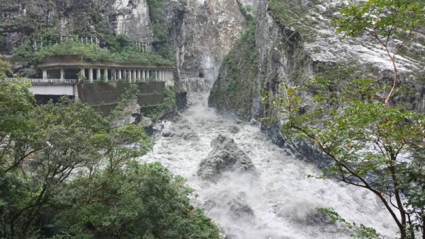 花蓮燕子口堰塞湖靠著工程團隊開道,直衝壩體上方降挖引流,10月30日成功拆彈,結束13天警戒。(林業及自然保育署花蓮分署提供/中央社)