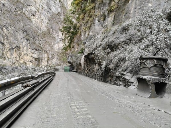 立霧溪燕子口堰塞湖10月29日上午潰壩,洪峰過後,無災情發生,水位已下降至原河道水位,林保署宣布,解除警戒。公路局下午5時開放中橫通行,恢復台8線5時段放行。(民眾提供/中央社)