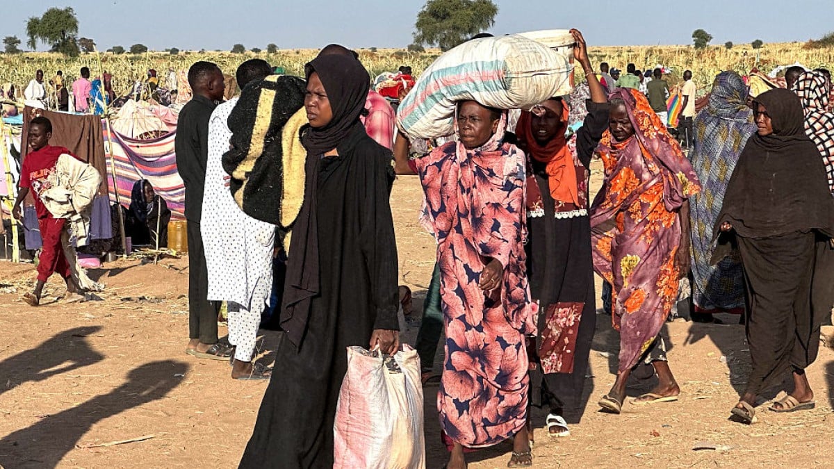 2025年10月28日,在快速支援部隊(RSF)攻佔法希爾後,逃離該城的蘇丹流離失所者抵達蘇丹西部達爾富爾地區飽受戰火蹂躪的塔維拉鎮。(AFP via Getty Images)