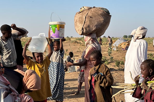 2025年10月28日,在蘇丹西部飽受戰火蹂躪的達爾富爾地區,一些流離失所的蘇丹人抵達塔維拉鎮。(AFP via Getty Images)