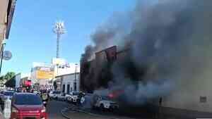 墨西哥超市爆炸波及路邊多輛汽車 釀23死11傷