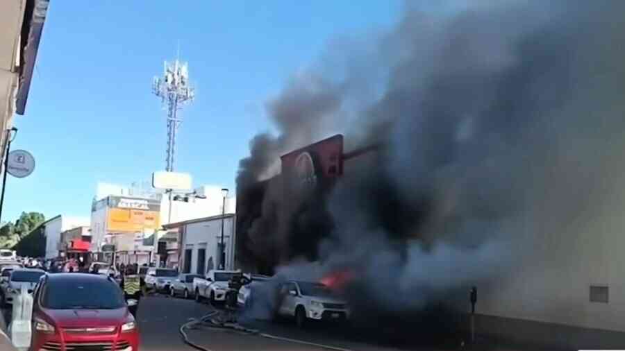 墨西哥超市爆炸波及路邊多輛汽車 釀23死11傷