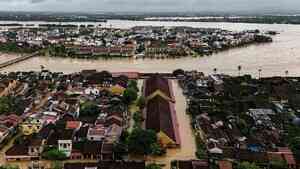 越南洪災釀35死5失蹤 會安古鎮汪洋一片 居民靠船外出