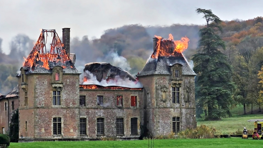法國修道院遭焚燬 曾被譽為「阿登聖母院」