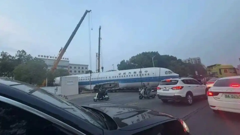 武漢街道上驚現大飛機 機身有「南方航空」字樣（影片）