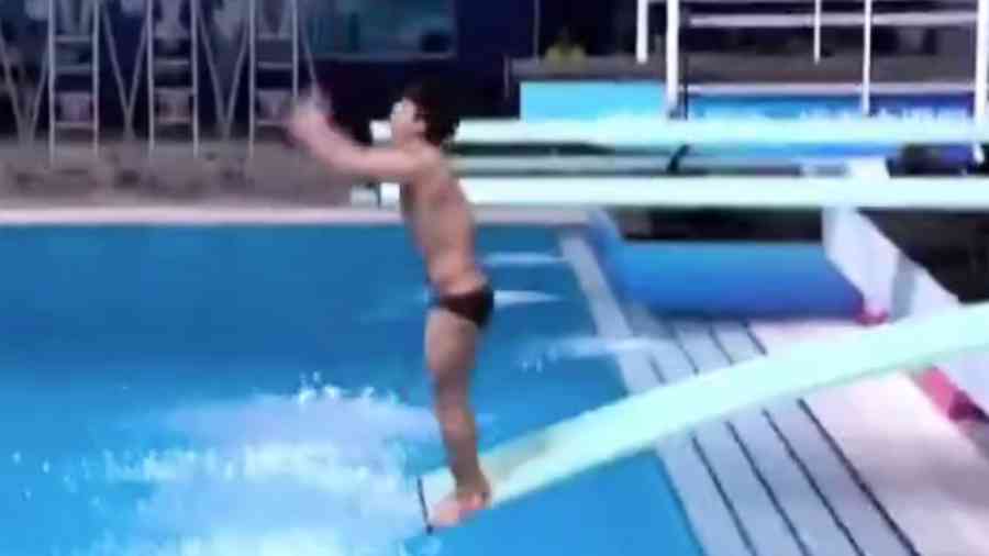中國跳水選手失誤 差點撞上泳池 全場驚呼（影片）