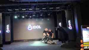 俄羅斯機械人亮相時摔倒 零件散落一地（影片）