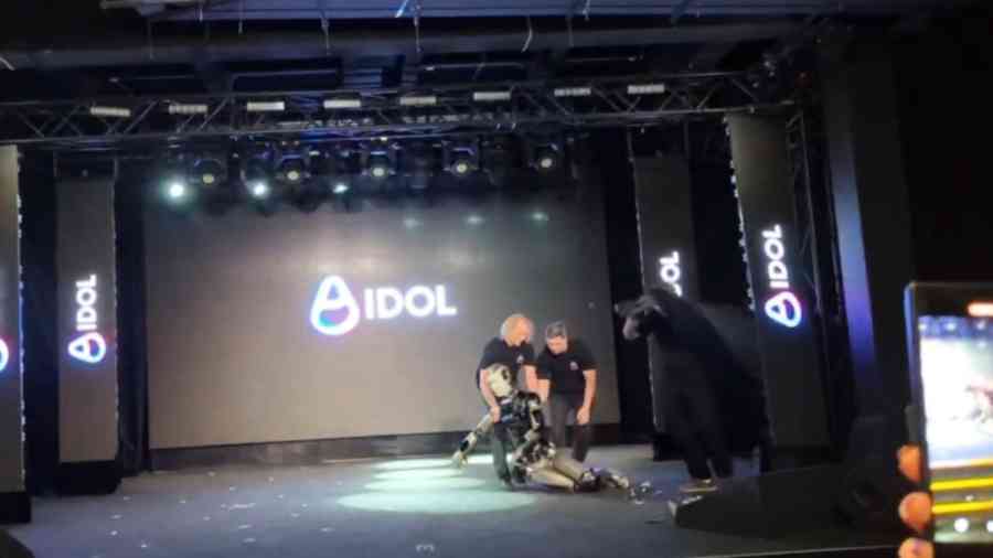 俄羅斯機械人亮相時摔倒 零件散落一地（影片）