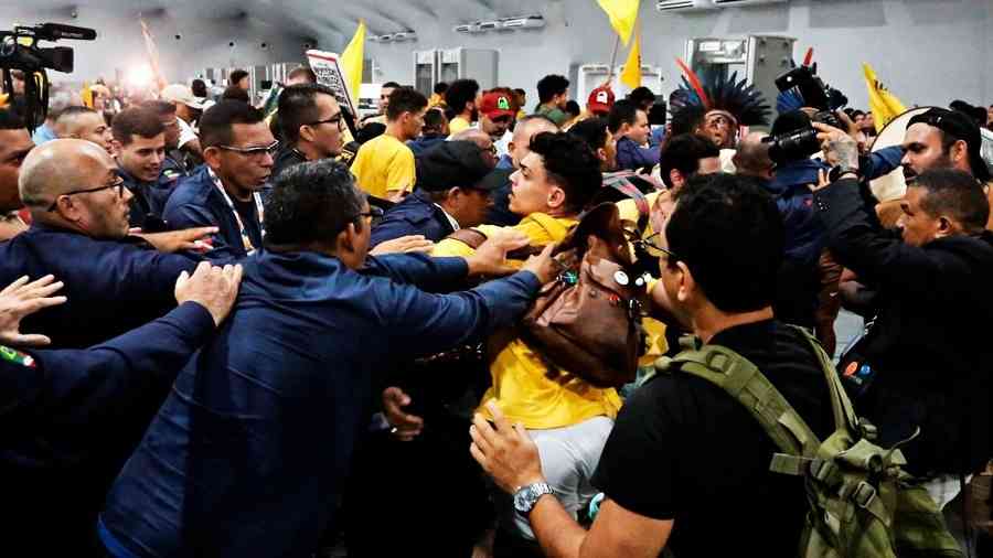 巴西COP30氣候大會爆衝突 抗議者衝入會場