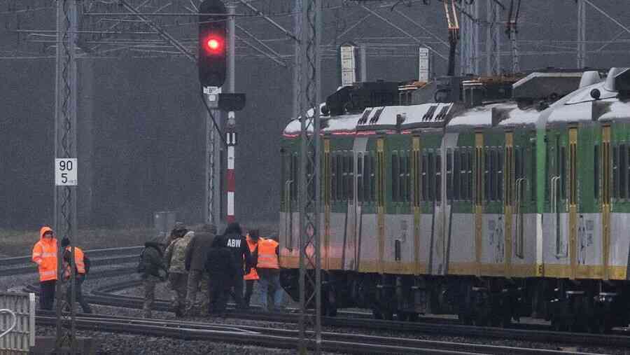 波蘭鐵路受損 總理：遭爆炸裝置蓄意破壞