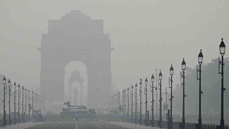 德里抗議空污示威變暴力場面 4警傷至少15人被捕