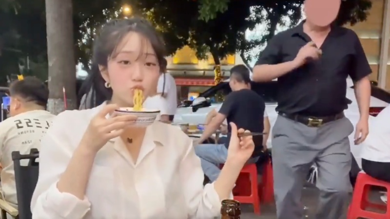 韓國女在廣州吃麵 遭中國男騷擾端走麵碗（影片）