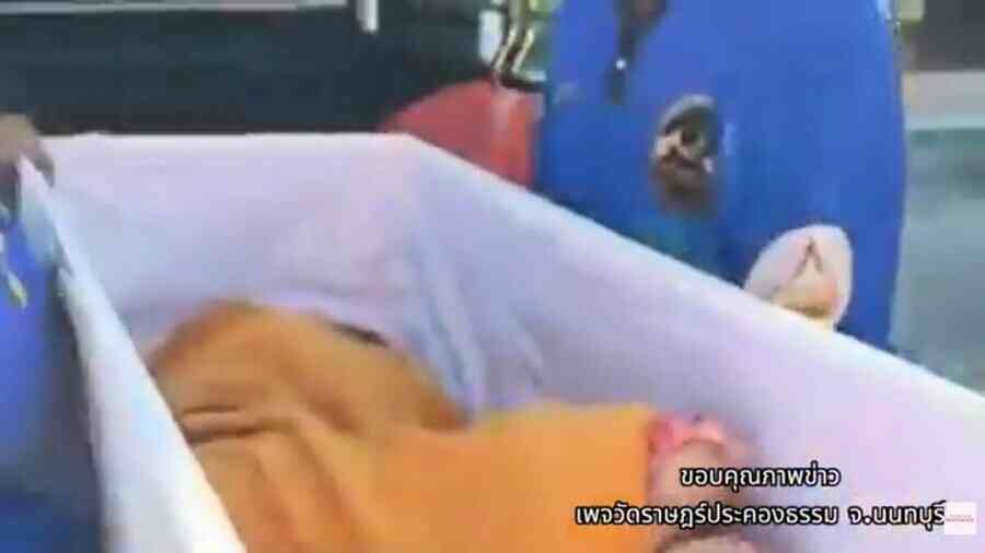 險差一步！泰老婦火化前 突狂敲棺材全場嚇傻