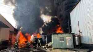 疑回收場燃燒 台灣桃園蘆竹區一工廠大火濃煙衝天