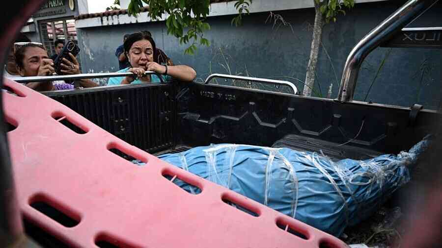 土石崩落 秘魯河港兩船翻覆至少12死、數十人失蹤