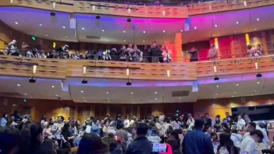 上海演出《孤星淚》 觀眾齊唱反抗歌曲（影片）