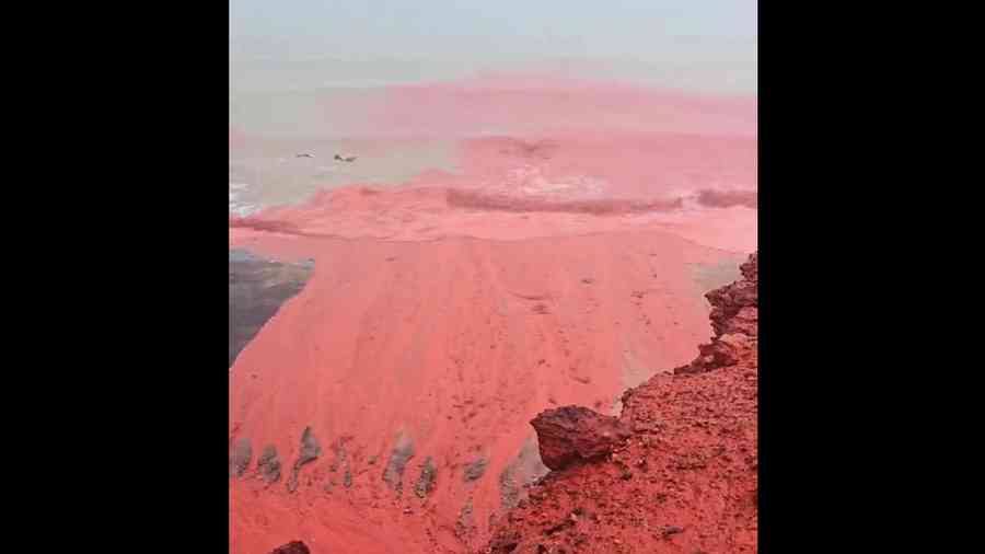 伊朗海灘變成「血紅色海洋」驚人畫面曝光（影片）