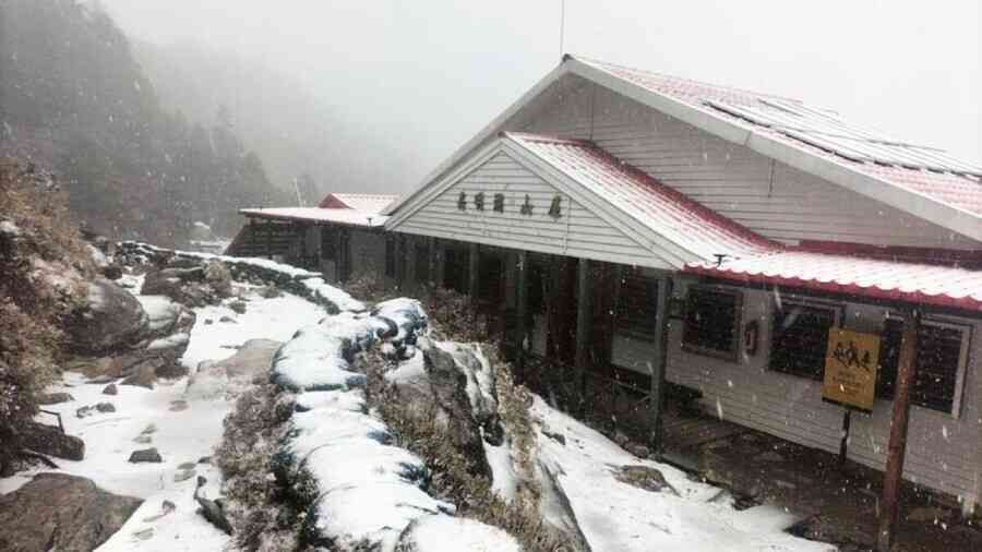 大陸冷氣團發威 台灣嘉明湖、雪山山區成銀白世界（多圖）