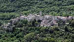 意大利一山村30年迎來首個嬰孩：全村來祝賀