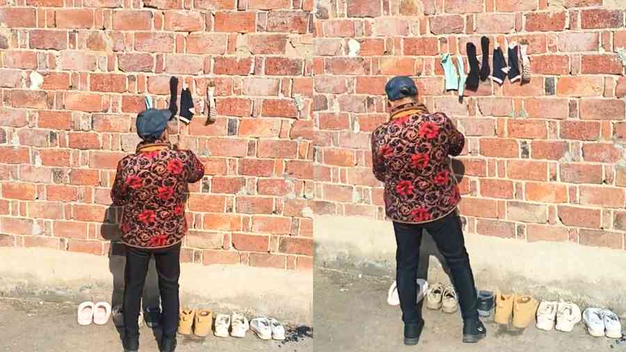 中國老人「貼燒餅」式曬襪子 影片熱傳