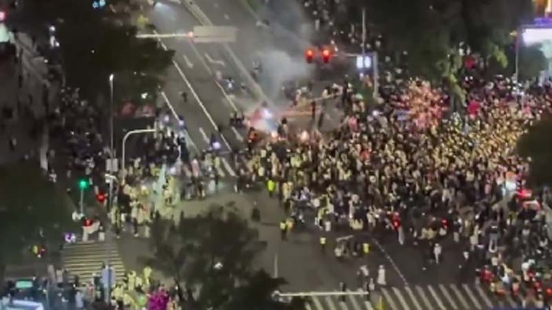 寧波公安強搶煙花肇禍 火花橫飛炸傷跨年人群（影片）