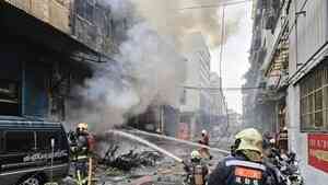 台灣新北一工廠火警黑煙冒出 4員工衝樓頂獲救送醫