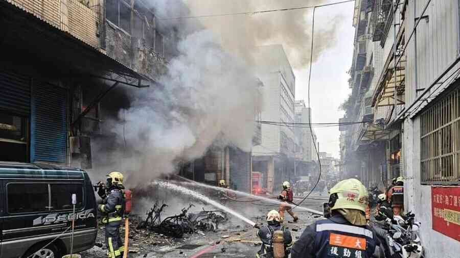 台灣新北一工廠火警黑煙冒出 4員工衝樓頂獲救送醫