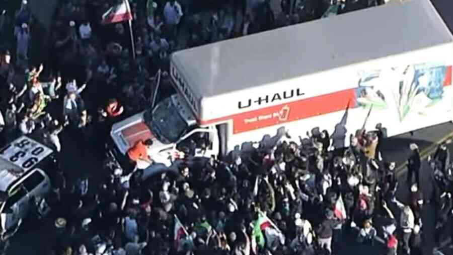 洛杉磯聲援伊朗示威活動 貨車衝入人群引發混亂
