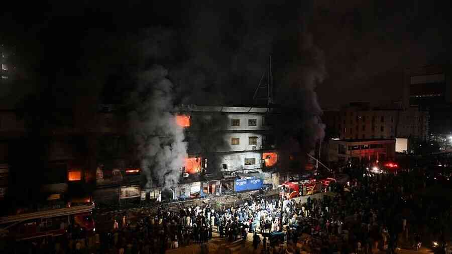 巴基斯坦商場暗夜惡火 黑煙直衝夜空釀3死10餘人傷