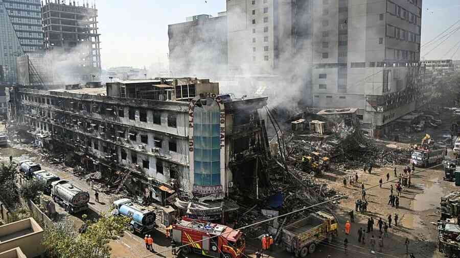 大火躲夾層 巴基斯坦商場罹難者增至61人