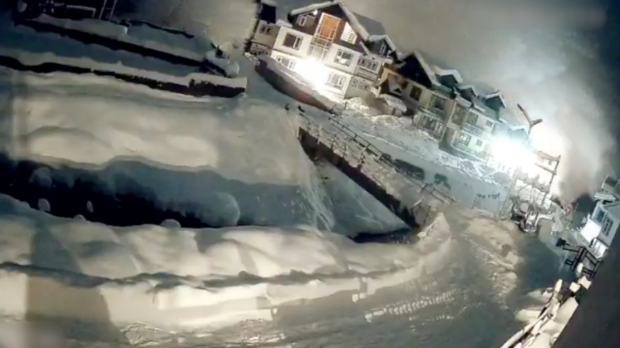 印度大規模雪崩 強大雪牆瞬間吞沒沿途建築（影片）