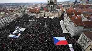 捷克政壇爭議簡訊起衝突 公民集會挺總統