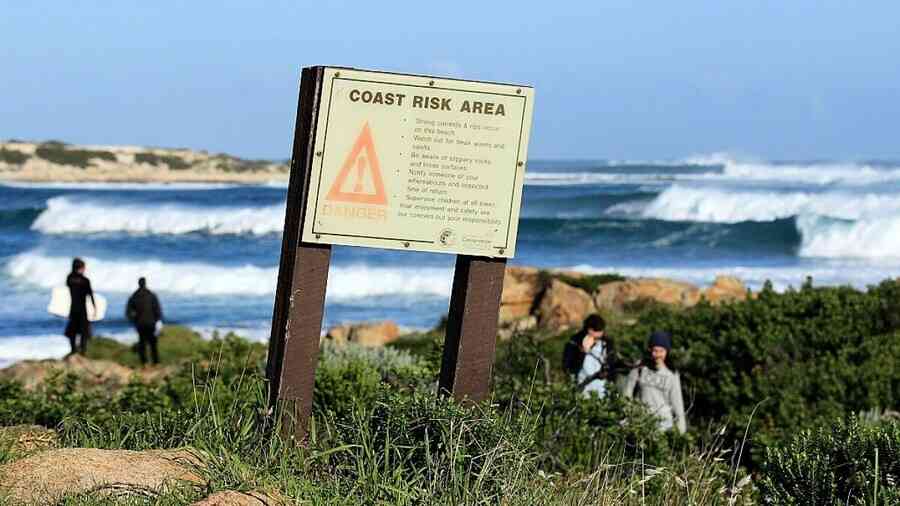 澳洲13歲少年奮力游4小時尋求救援受困海中家人