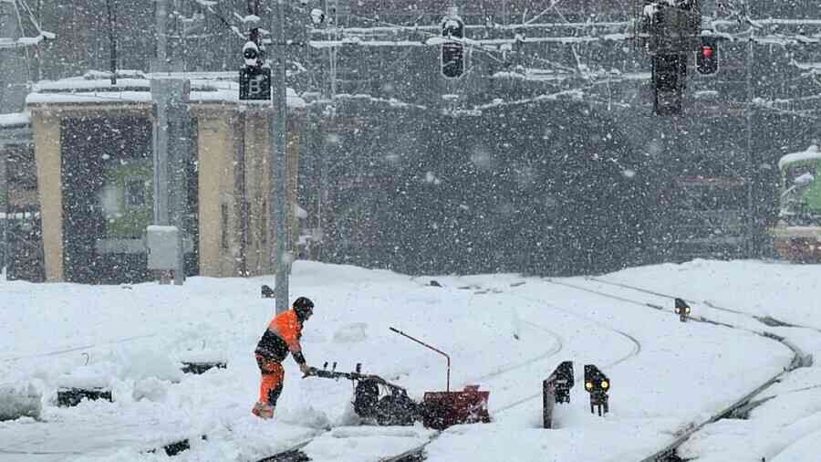 瑞士雪崩火車脫軌 警方證實5人傷、疏散逾20人